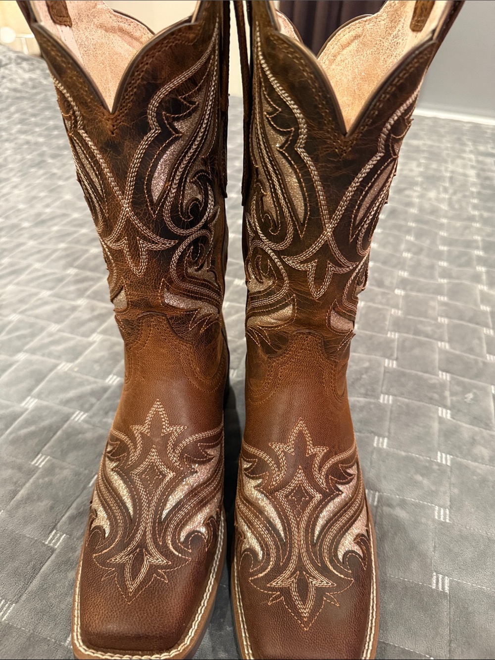 NWOT Ariat leather boots with glitter inlay